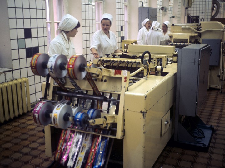 "Рот Фронт"Кондитерский комбинат "Рот Фронт" начинался с небольшой мастерской по производству карамели и помадки купцов Леновых в Замоскворечье. Современное название предприятие получило в 1931г. Сегодня производитель знаменитой халвы в шоколаде входит в состав компании "Объединенные кондитеры".