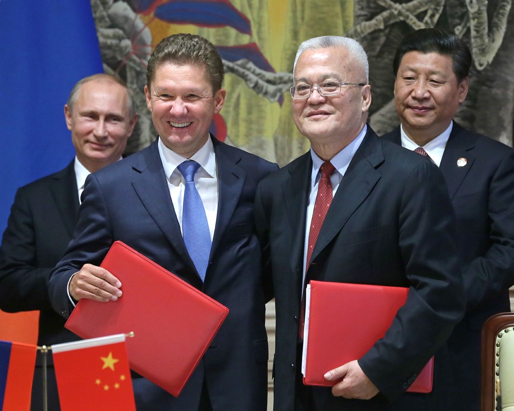 Владимир Путин, Алексей Миллер, Чжоу Цзипин и Си Цзиньпин (слева направо) во время церемонии подписания совместных документов