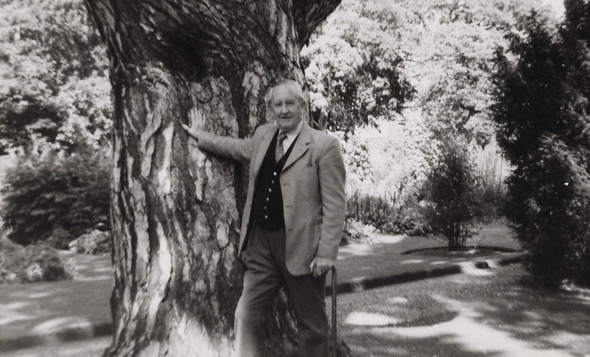 Джон Рональд Толкин в Ботаническом Саду Оксфорда