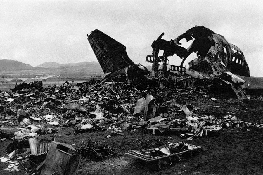 Самолеты B747-206B авиакомпании KLM и&nbsp;B747-121 авиакомпании Pan Am столкнулись на&nbsp;взлетной полосе. Причиной стала ошибочная интерпретация команд диспетчера, которые вызвали неправильные решения экипажа одного из&nbsp;бортов.

Количество жертв:  583
