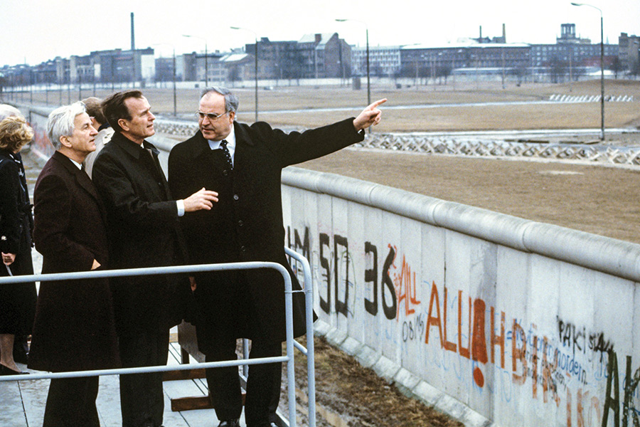 Вице-президент Джордж&nbsp;Буш, канцлер ФРГ Гельмут Коль и&nbsp;мэр Берлина Ричард фон Вайцзекер у Берлинской стены. 31 января 1983 года​.
