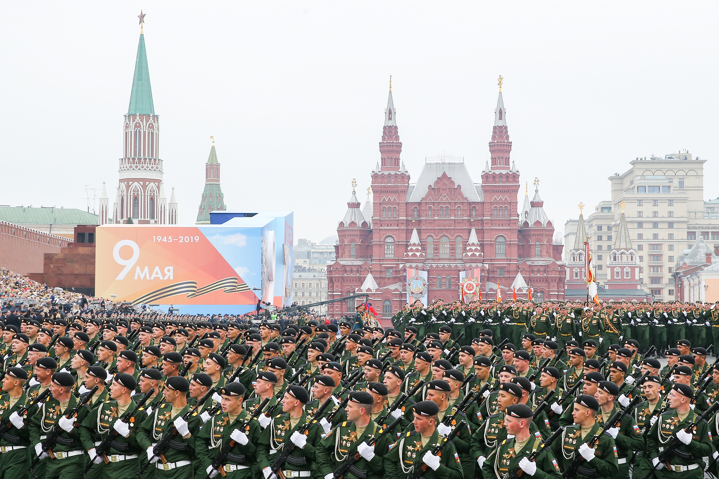 Военнослужащие парадных расчетов на Красной площади во время военного парада, посвященного 74-й годовщине Победы в Великой Отечественной войне