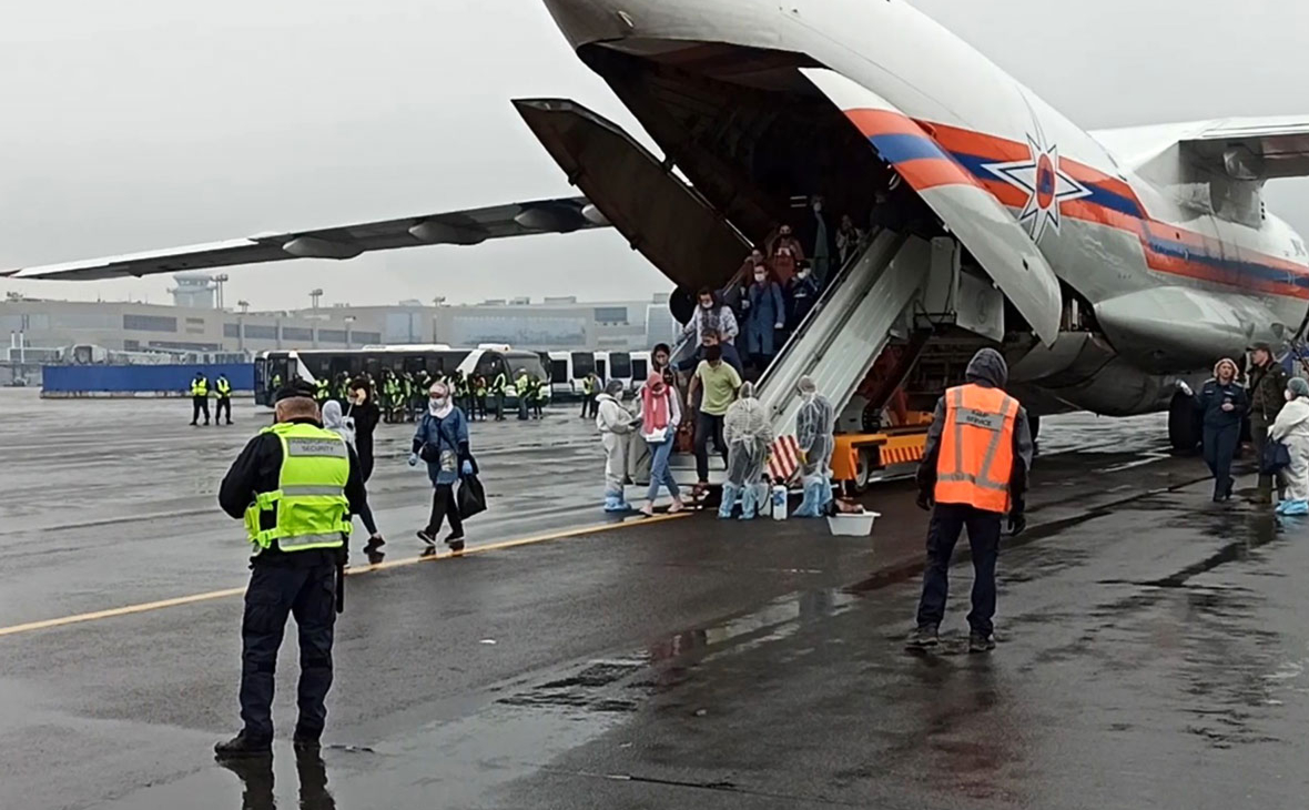 Граждане России выходят из самолета Ил-76 МЧС России