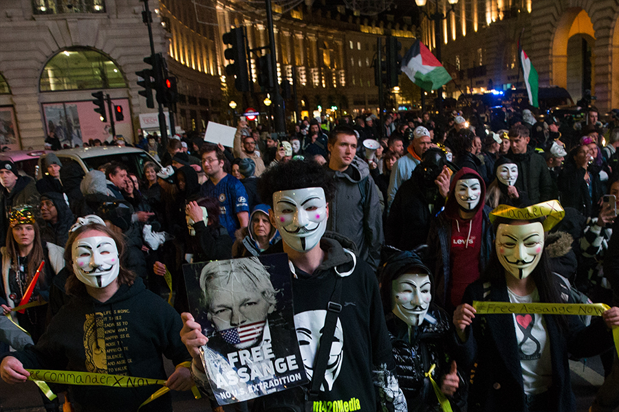Движение Anonymous провело ежегодную акцию протеста в Лондоне. Она закончилась разгоном демонстрантов, которые начали запускать пиротехнику, а также сожгли чучело премьер-министра Великобритании Бориса Джонсона