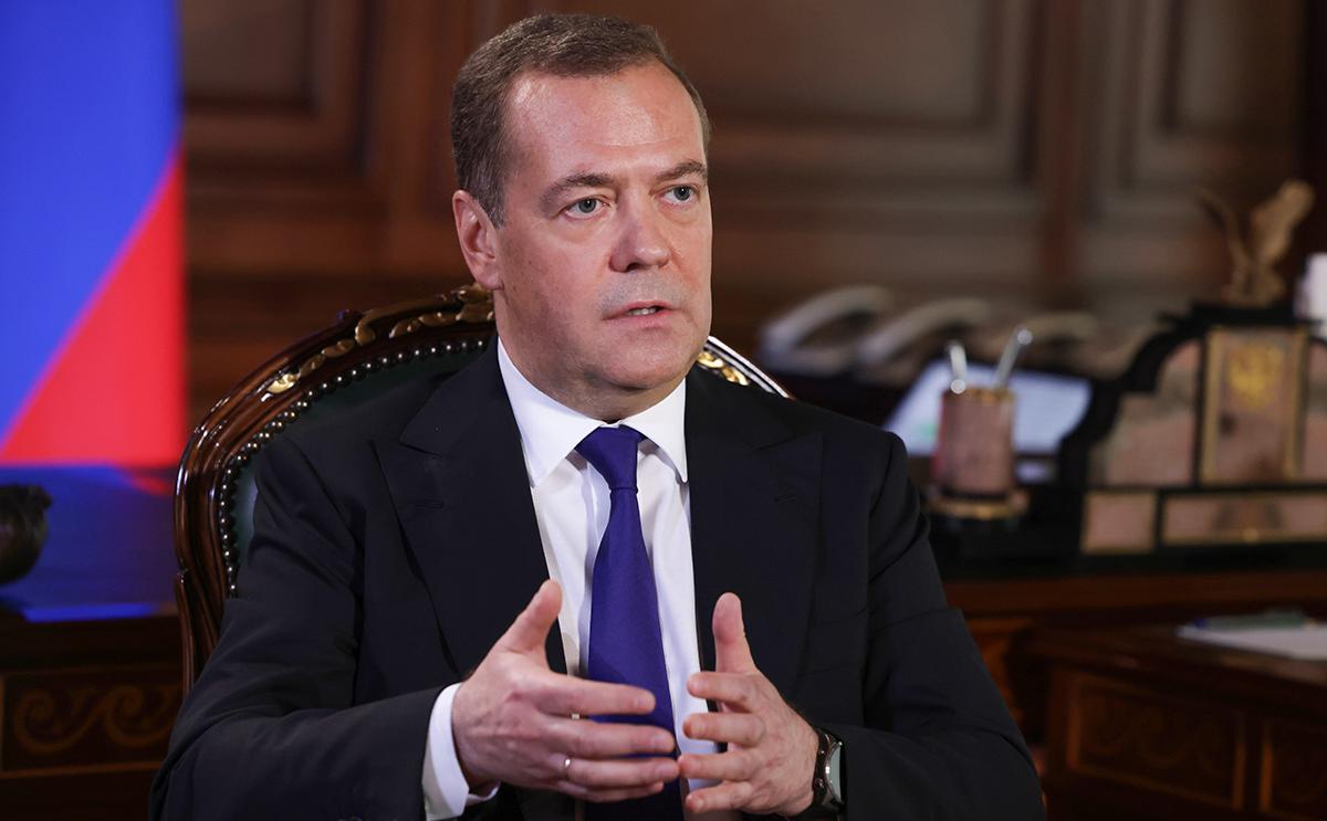 Медведев заявил, что из-за кризиса в ЕС полноценно моется только Шольц"/>













