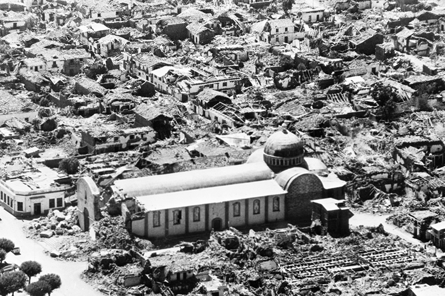 Количество жертв:  66,8 тыс. человек.

31 мая 1970 года в Перу произошло мощное землетрясение, эпицентр которого находился в Тихом океане, примерно в 25 милях от города Чимботе. В результате оказались разрушены около 250 населенных пунктов, ущерб в основном был из-за оползней. Землетрясение спровоцировало сход льда и снега с горных вершин: с горы Уаскаран на город Юнгай сошла лавина, которая разрушила все постройки, кроме памятника Христу на местном кладбище. Из 25 тыс. населения Юнгая выжили лишь несколько человек.

СССР оказывал помощь в ликвидации последствий землетрясения&nbsp;&mdash; в Перу прибыл отряд медиков-добровольцев, а также вертолеты и гуманитарная помощь, медикаменты, сборные дома
