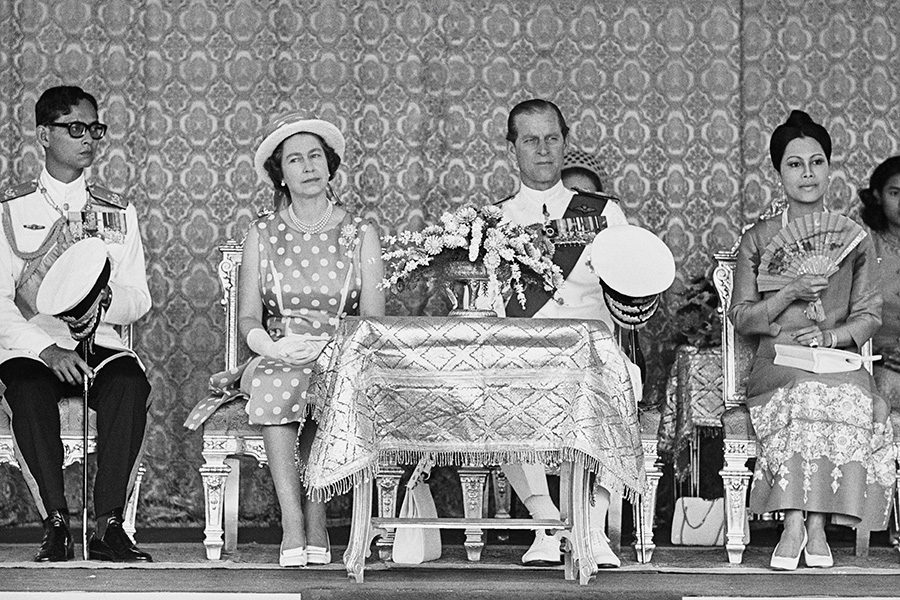 Королева Елизавета II и принц Филипп сидят с королём Таиланда Пхумипоном Адульядетом (слева) и королевой Сирикит во время королевского визита в Таиланд, 14 февраля 1972 г.