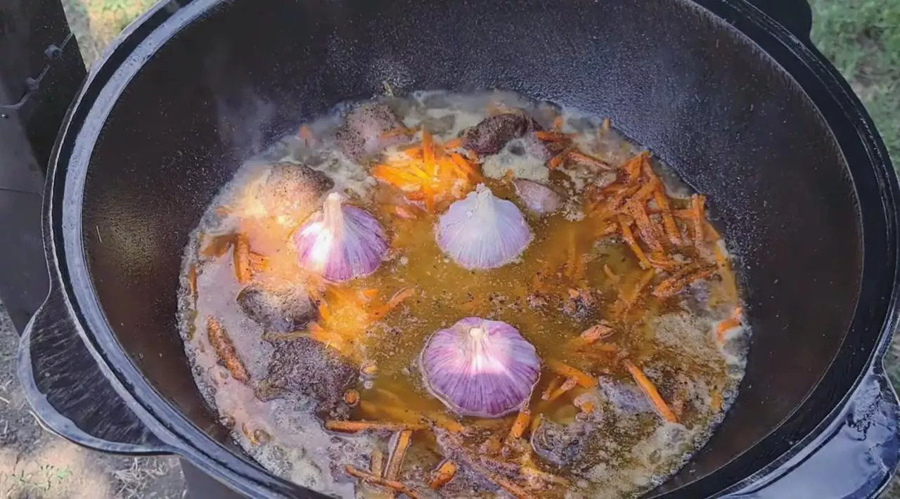 Положите в зирвак головки чеснока