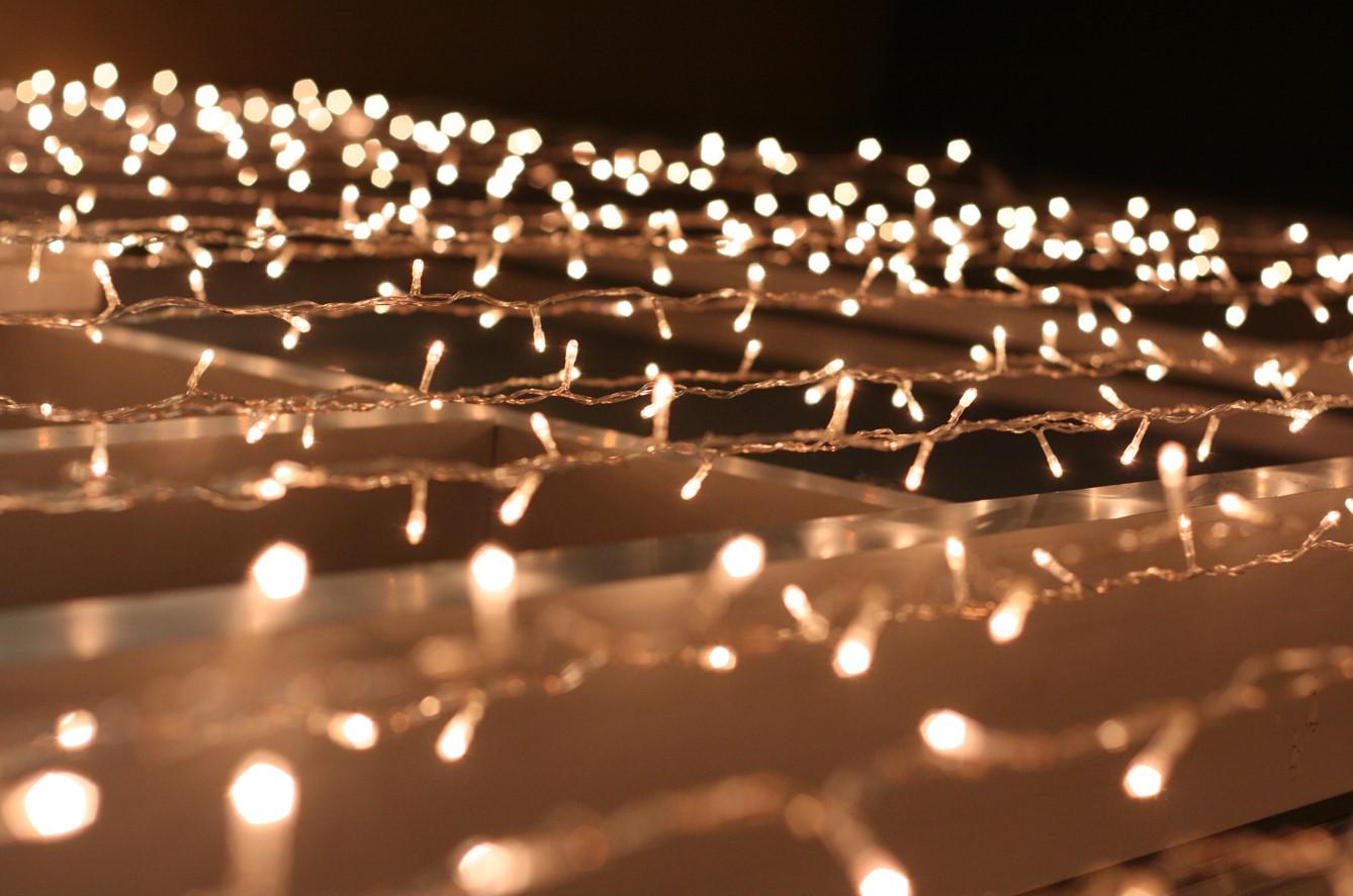 Окончательно разделить части гирлянды можно, подвесив ее на месте, которое нужно декорировать