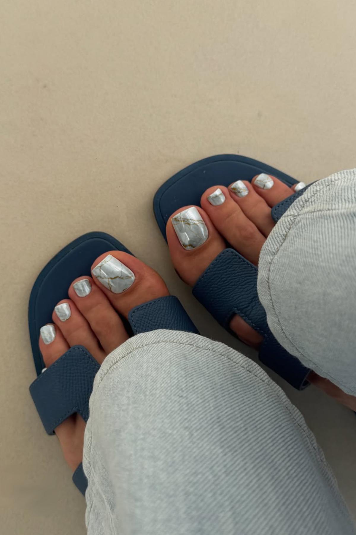 Педикюр для тех, кто ценит необычные, но не вызывающие решения с благородной эстетикой