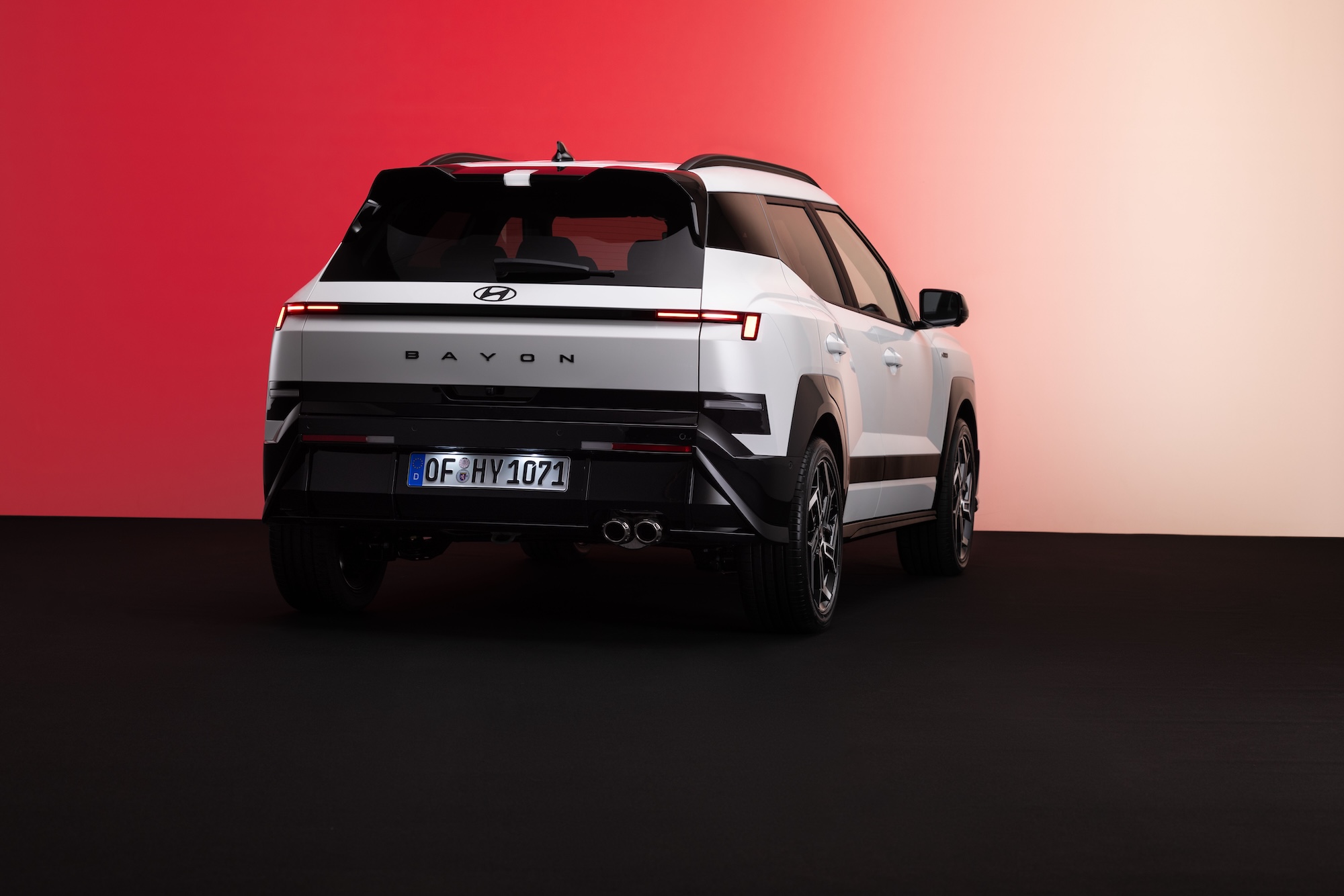 Фирменным стилем современных Hyundai является крупная надпись модели&nbsp;под логотипом бренда. Bayon не стал исключением