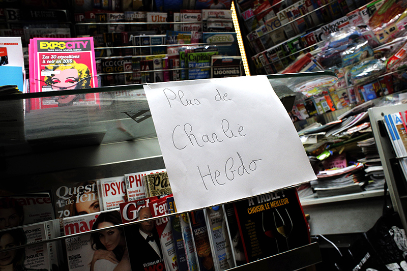Надпись в одном из парижских киосков:&nbsp;&laquo;Charlie Hedbo больше не осталось в продаже&raquo;.