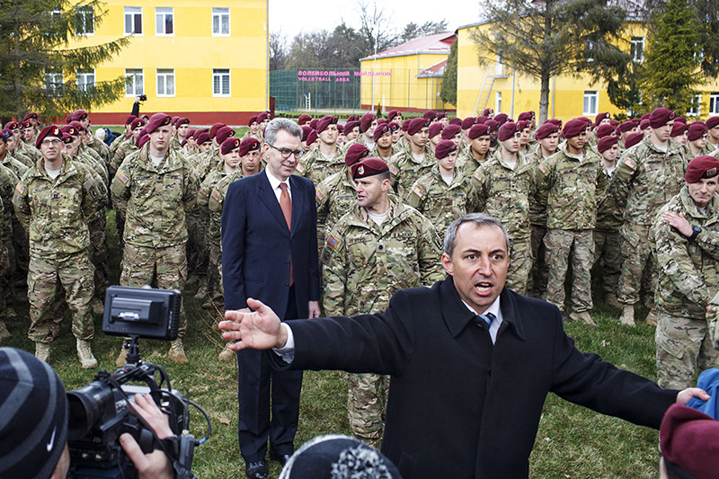 Посол США на Украине Джеффри Пайетт позирует для фотографии с американскими десантниками, прибывшими на Украину для совместных учений.
