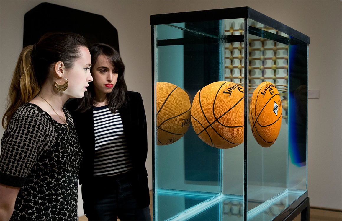 Инсталляция Джеффа Кунса &laquo;Контейнер с мячом, находящимся в полном равновесии&raquo;