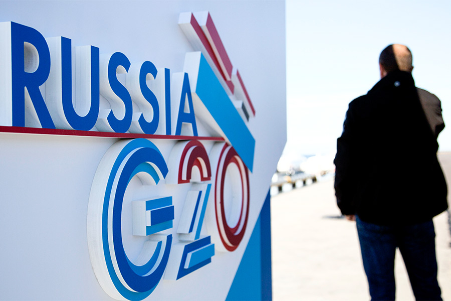 В 2013 году СМИ сообщили, что&nbsp;во&nbsp;время проведения саммита G20 в&nbsp;Санкт-Петербурге иностранным гостям мероприятия дарили флеш-карты и&nbsp;зарядные устройства для&nbsp;телефонов, с&nbsp;помощью&nbsp;которых их данные могли оказаться в&nbsp;распоряжении российских спецслужб. Британским чиновникам официально было рекомендовано отказаться от&nbsp;использования подаренных гаджетов.
