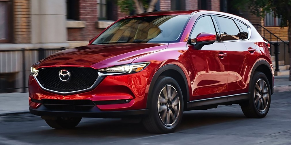 Кроссовер Mazda CX-5 построен на модернизированной платформе Skyactiv и серьезно изменился внешне. Кузов стал чуть короче и шире, а его жесткость увеличилась. Кроме того, была улучшена шумоизоляция. Объем багажника вырос на 5 л, до 505 литров и не исключено, что в будущем появится семиместная версия. В списке оснащения есть пакет помощи водителю i-ActiveSense с активным круиз-контролем и системой распознавания дорожных знаков. Система G-Vectoring Control помогает проходить повороты.