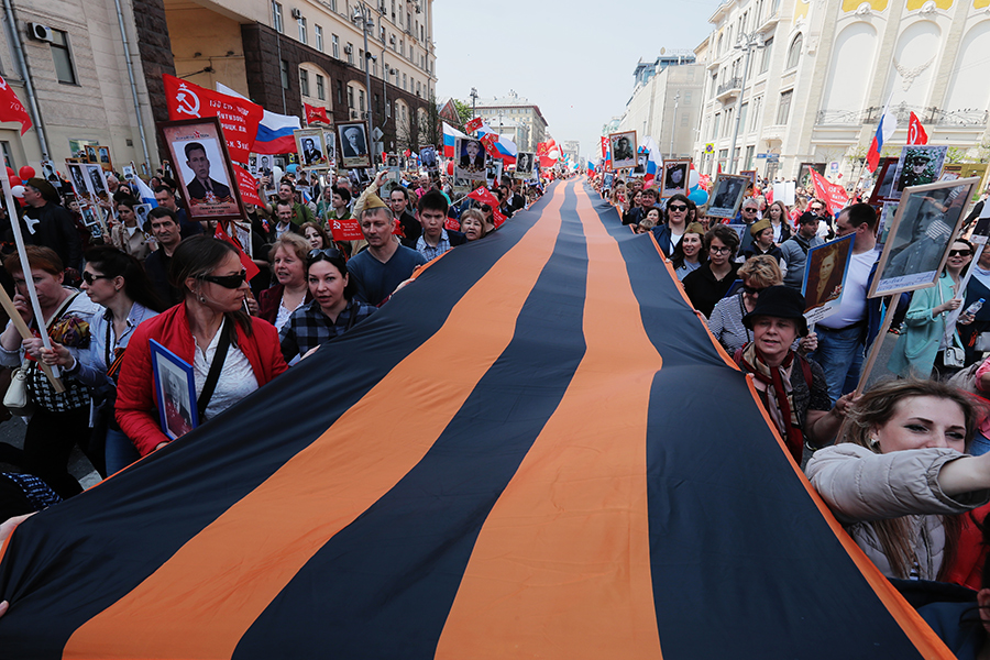 Участники акции &laquo;Бессмертный полк&raquo; в Москве несут гигантскую георгиевскую ленту по Тверской улице