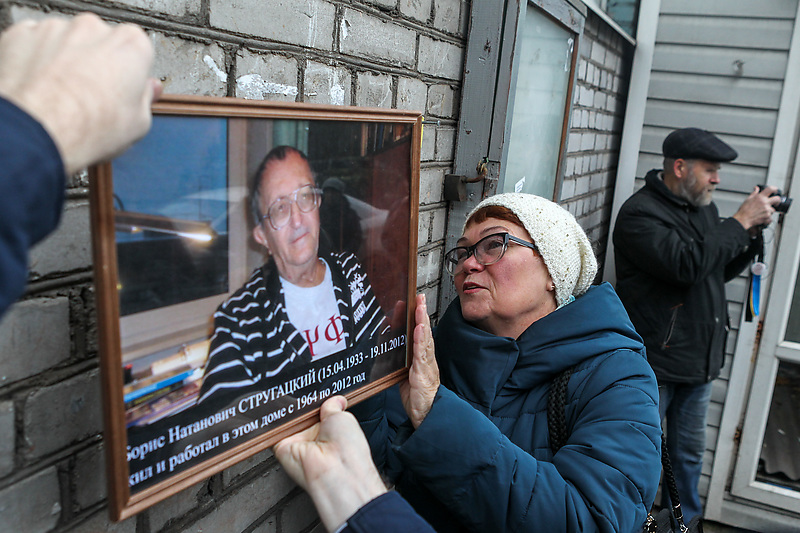 Акция памяти у дома №4 по улице Победы, где в 1964-2012 годах жил писатель Борис Стругацкий