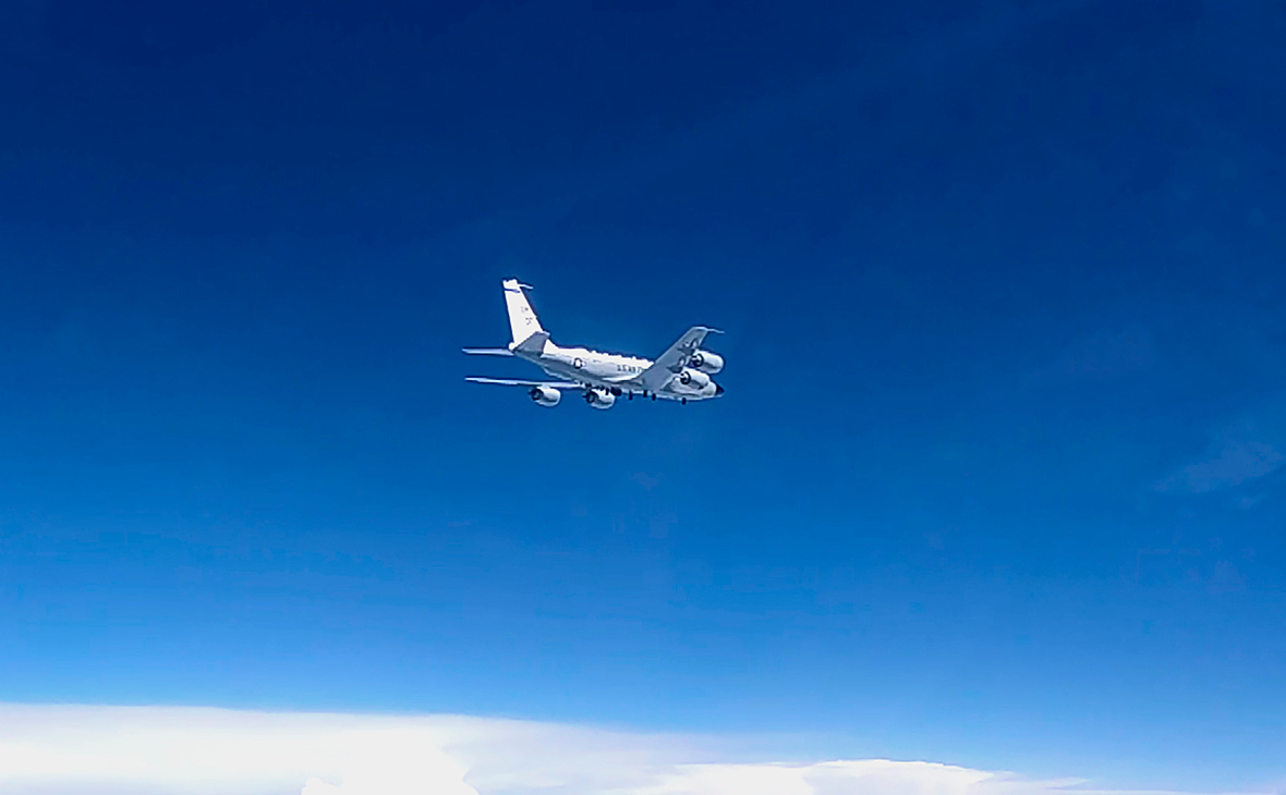 Разведывательный самолет RC-135 ВВС США над нейтральными водами Черного моря
