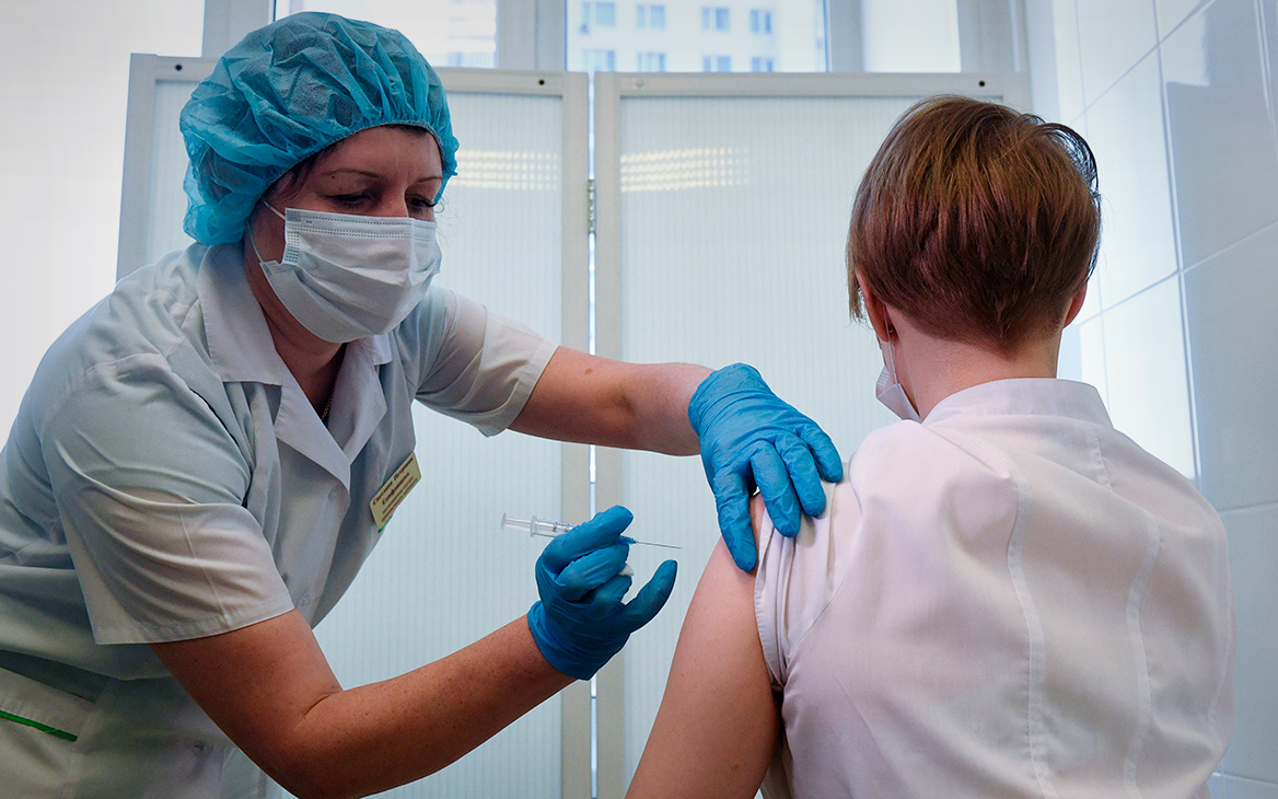 Доля готовых вакцинироваться россиян с осени выросла почти вдвое