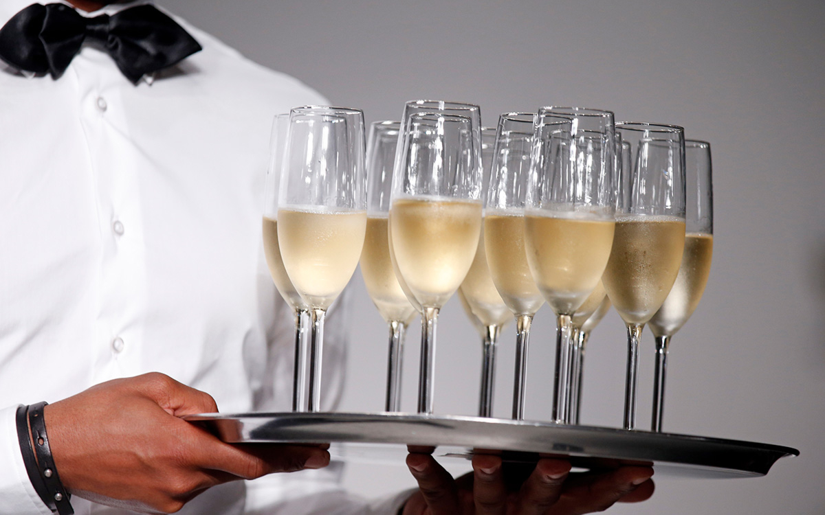 Закон «против шампанского». Почему он появился и как будет работать
