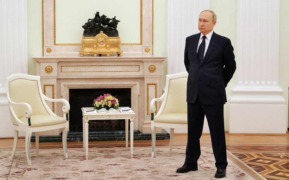 Песков рассказал, когда настанет черед встречи Путина и Зеленского"/>













