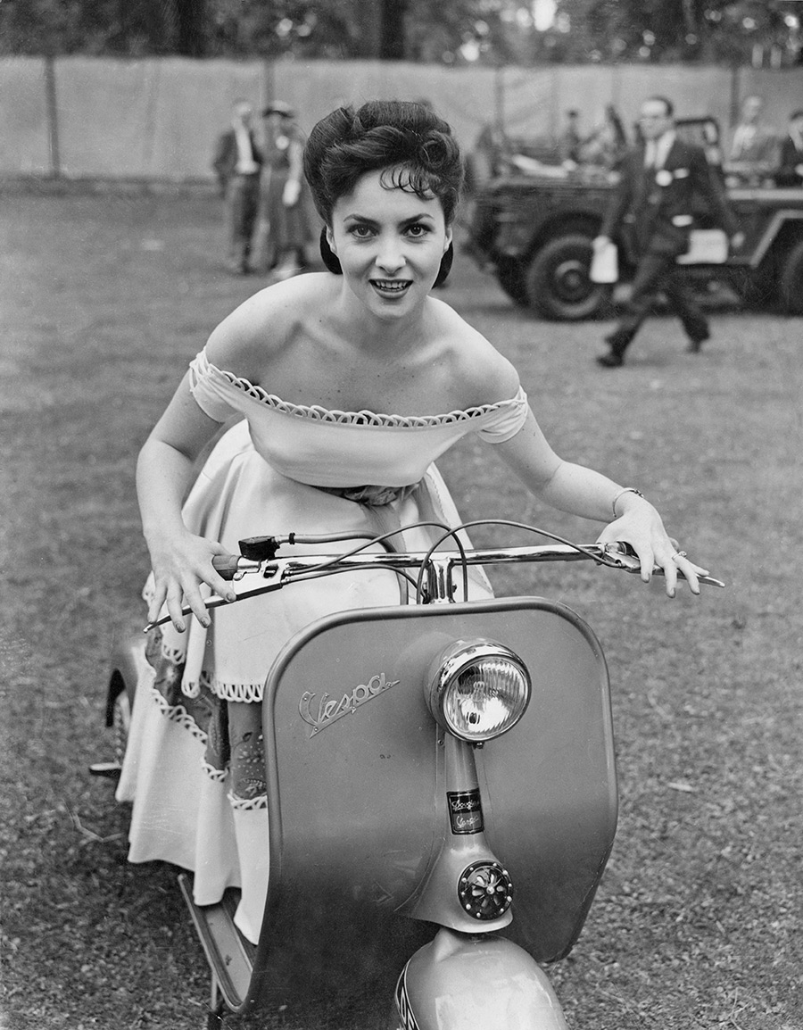 На фото: Лоллобриджида в Великобритании в 1952 году.

Она начала сниматься в кино во второй половине 1940-х, первые роли были эпизодическими. Но уже вскоре она стала получать главные роли.