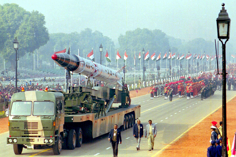 Двухступенчатая баллистическая ракета Agni-II находится на вооружении с 2011 года, ее дальность&nbsp;&mdash; 2 тыс. км. На фото: Agni-II во время репетиции парада ко Дню республики 24 января 2002 года