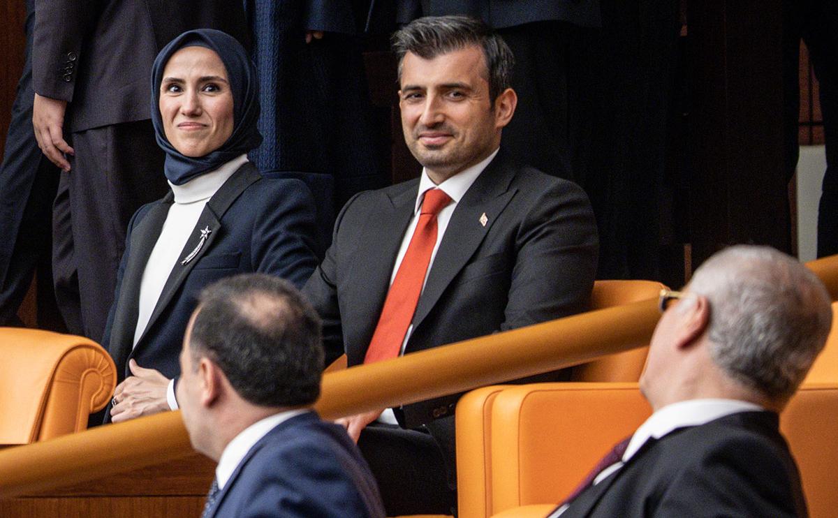 <p>Сельчук Байрактар с женой Сюмейе Эрдоган</p>