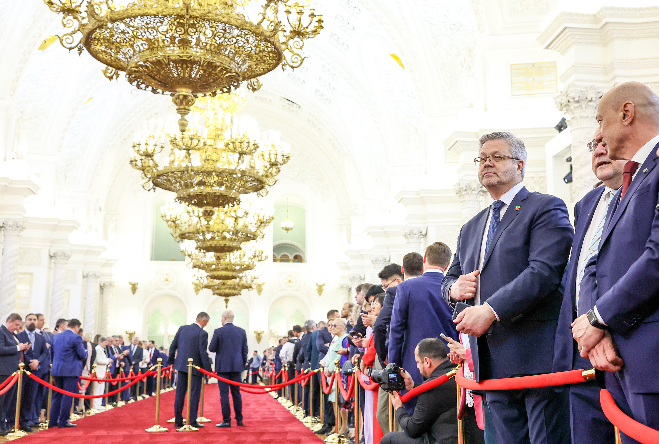 Церемония инаугурации президента в России с 2000 года проводится 7 мая. Сначала избранный глава государства прибывает в Большой Кремлевский дворец.