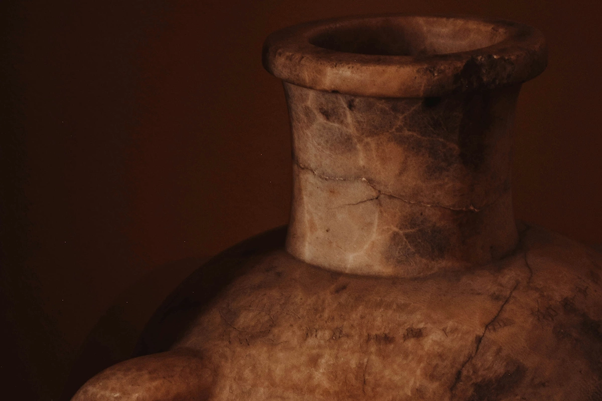 Археологи из Британии и Грузии обнаружили фрагменты старинной квеври возрастом 2,5 тыс. лет в грузинском городе Нокалакеви