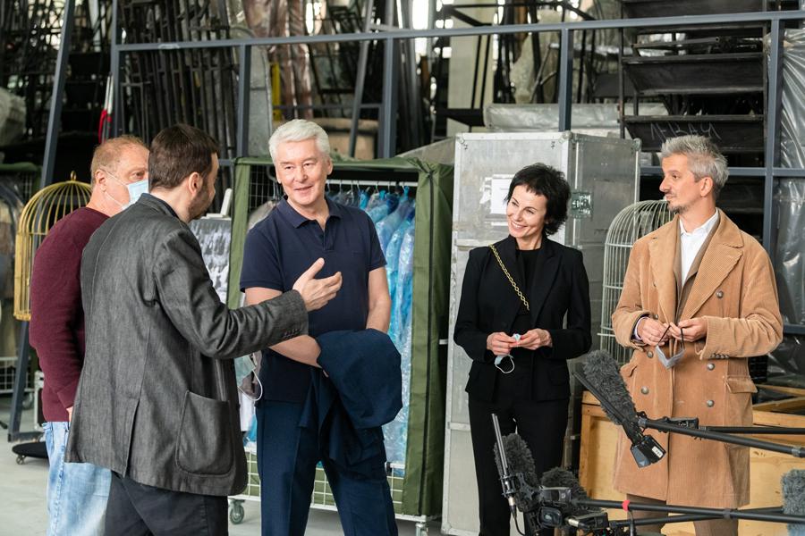 Мэр Москвы Сергей Собянин (в центре), директор Театра на Таганке Ирина Апексимова, художественный руководитель Театра на Малой Бронной, режиссер Константин Богомолов (справа) во время осмотра нового склада хранения театрального и кинореквизита в ТиНАО, 2020 год
