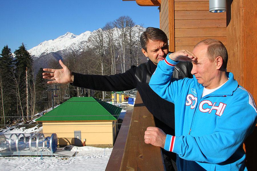 Владимир Путин и Александр Ткачев во время посещения горнолыжного курорта Красная Поляна&nbsp;в Сочи, январь 2013 года