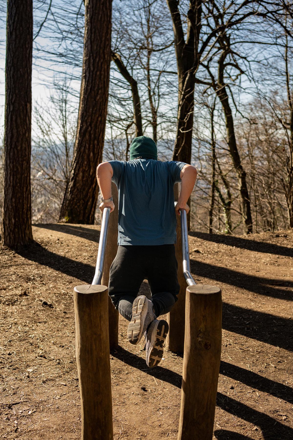 Отжимания на брусьях позволяют опускаться ниже, тем самым растягивая грудные мышцы и трицепсы