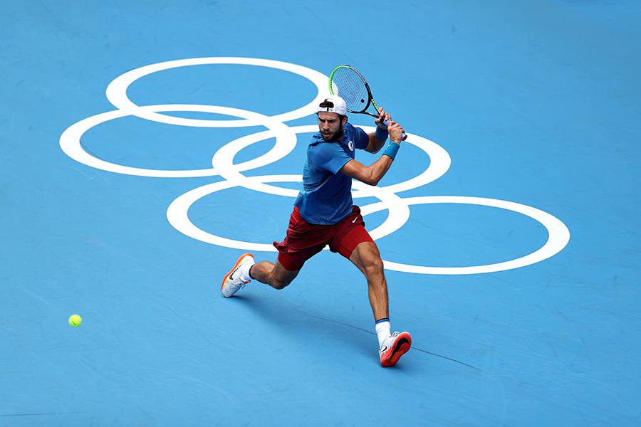 Карен Хачанов в полуфинальном матче мужского одиночного разряда против Пабло Каррено Бусты из сборной Испании в седьмой день Олимпийских игр 2020