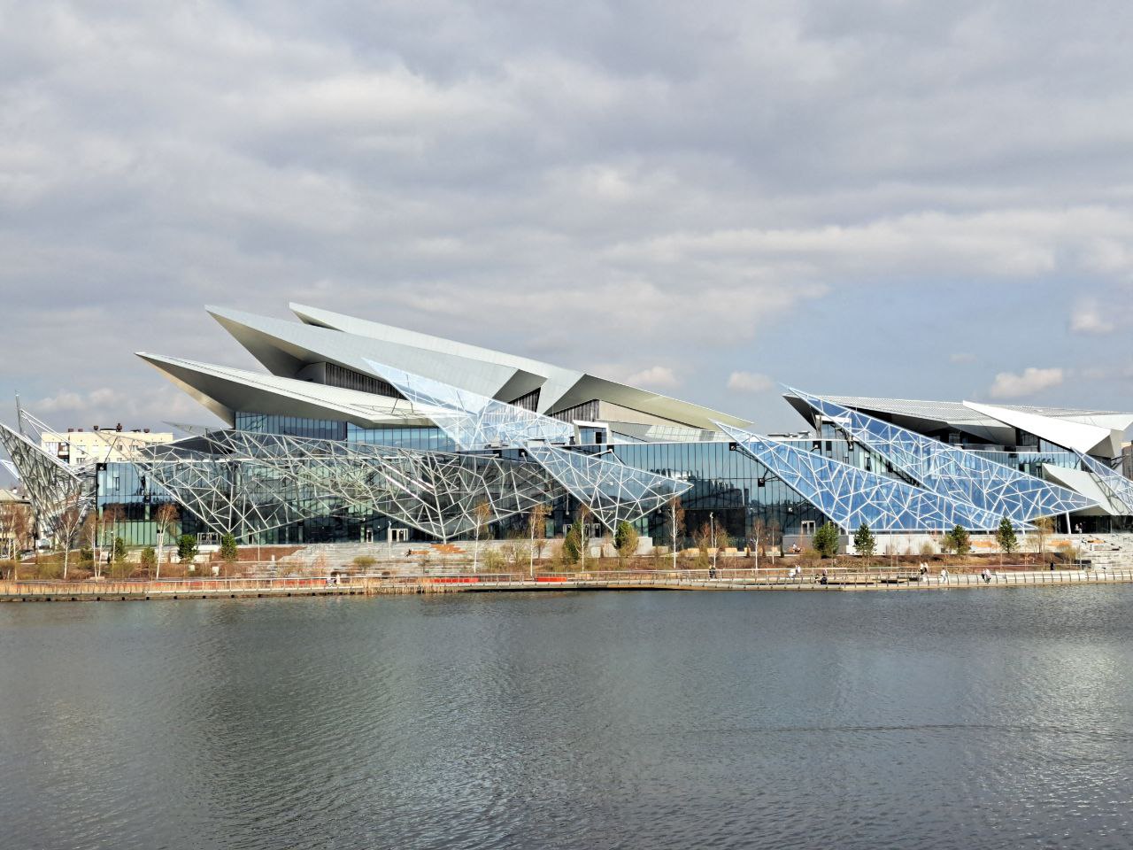 Новое здание Татарского драматического академического театра Г. Камала – совместный проект архитектурных бюро Wowhaus (Россия) и Kengo Kuma & Associates (Япония). 