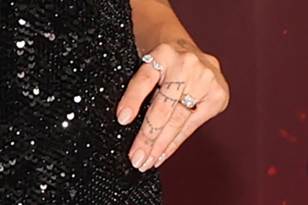 Помолвочное кольцо на руке Майли Сайрус