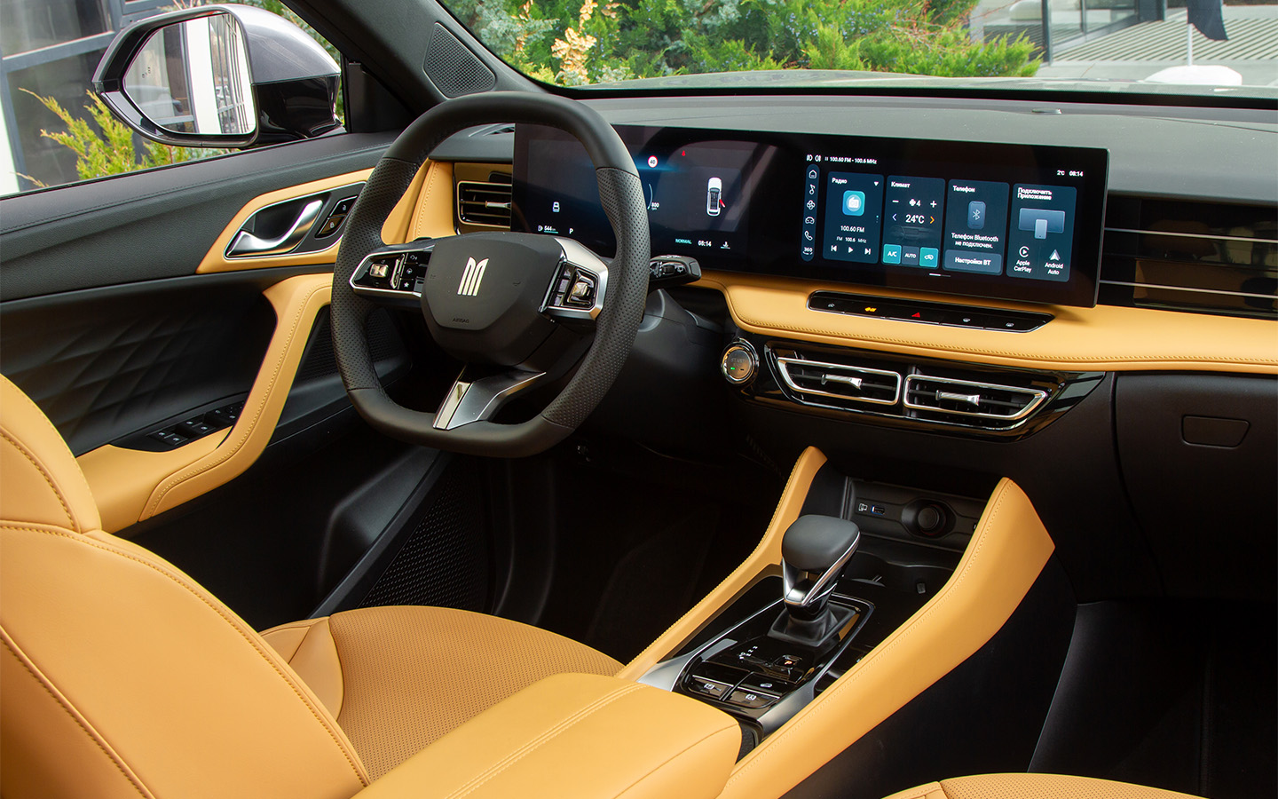 Рулевая колонка регулируется по вылету, обод греется целиком. Оранжевая обивка доступна для обеих комплектаций