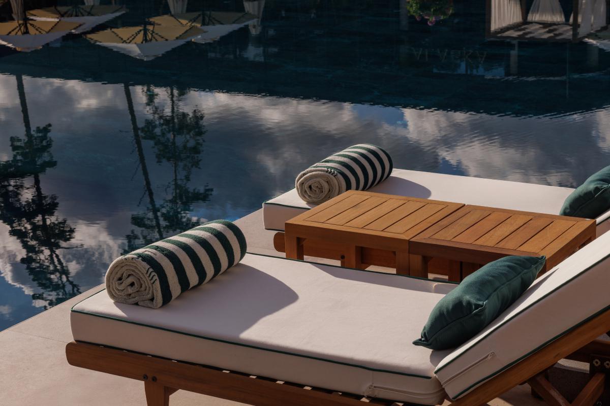 Бассейн на территории пространства Alaska Pool Club