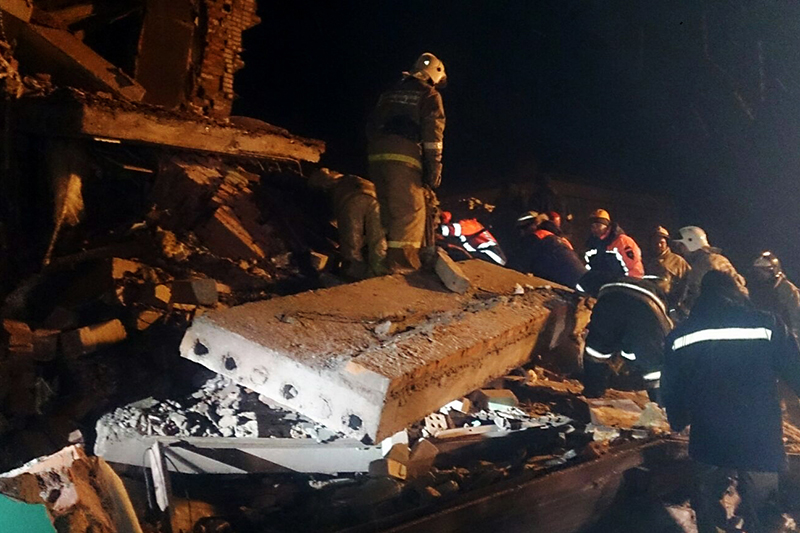 Поисково-спасательные работы на месте разрушений, которые произошли в результате взрыва бытового газа в жилом трехэтажном доме в поселке Корфовский