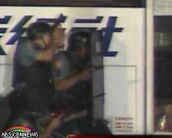Полиция неудачно штурмовала автобус с заложниками в Маниле