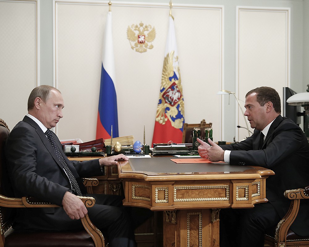 Президент России Владимир Путин и премьер-министр РФ Дмитрий Медведев (слева направо) 