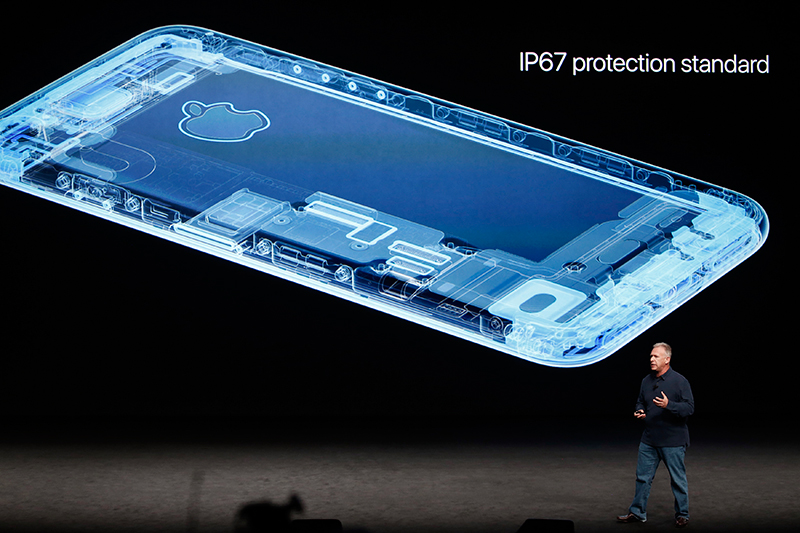 iPhone 7 и&nbsp;iPhone 7 Plus сертифицированы по&nbsp;стандарту защиты IP67, что&nbsp;подразумевает повышенную защищенность корпуса от&nbsp;пыли и&nbsp;влаги


&nbsp;
