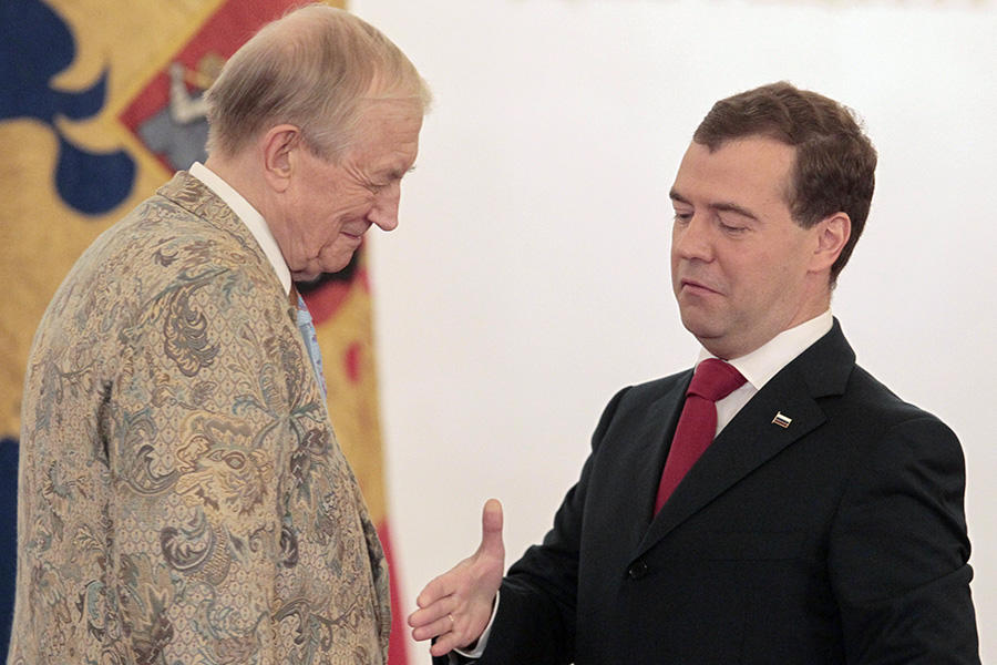 Дмитрий Медведев вручает Евтушенко государственную премию.&nbsp;12 июня 2010 года


