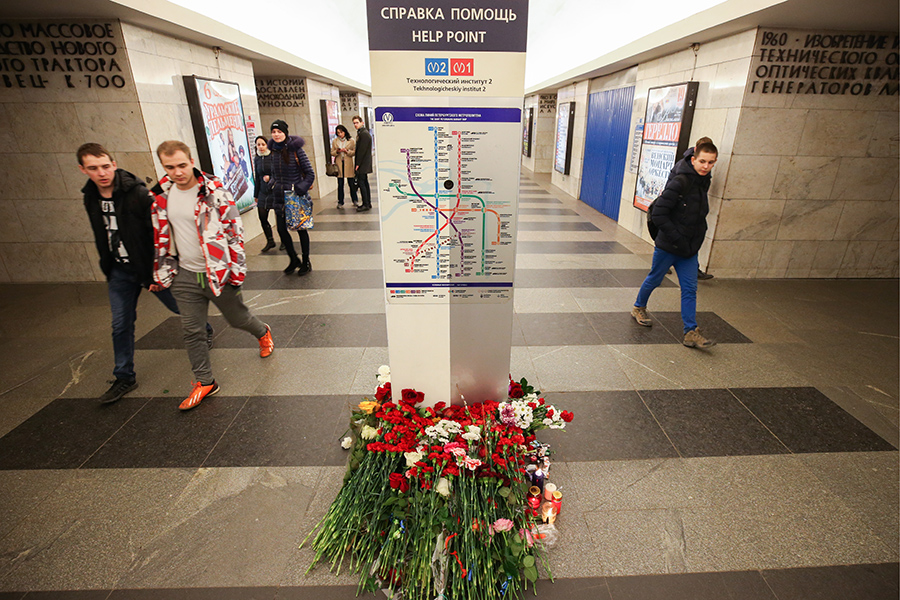 Цветы на&nbsp;станции метро &laquo;Технологический институт&raquo; в&nbsp;память о&nbsp;погибших при&nbsp;взрыве 3 апреля 2017 года
