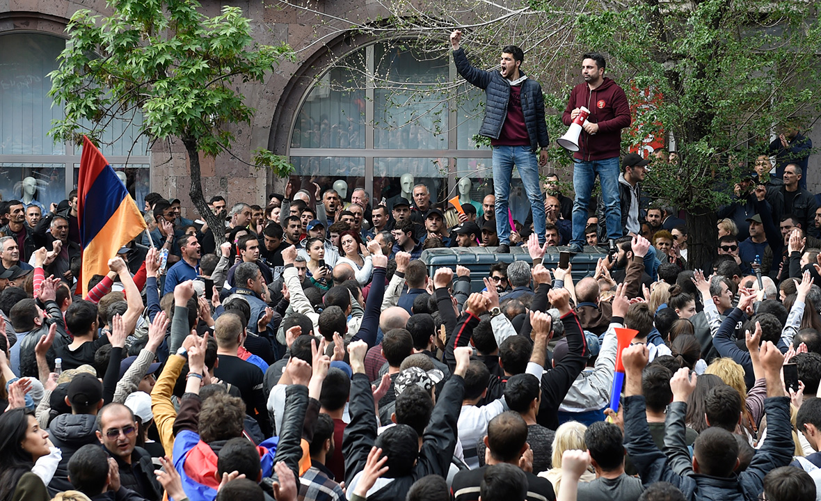 Участники акции протеста в Ереване. 22 апреля 2018 года