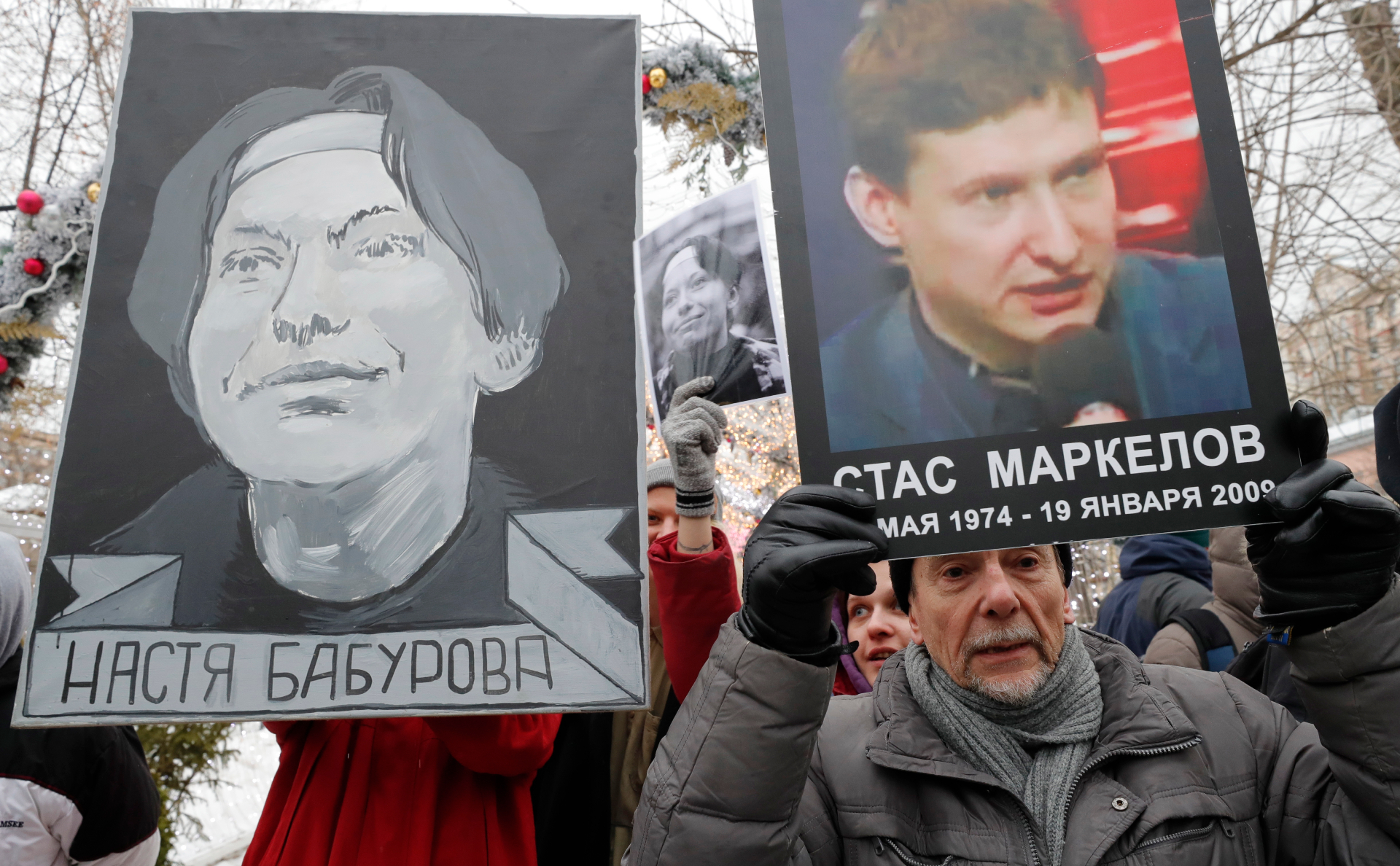 Лидер движения &laquo;За права человека&raquo; Лев Пономарев на шествии в Москве
