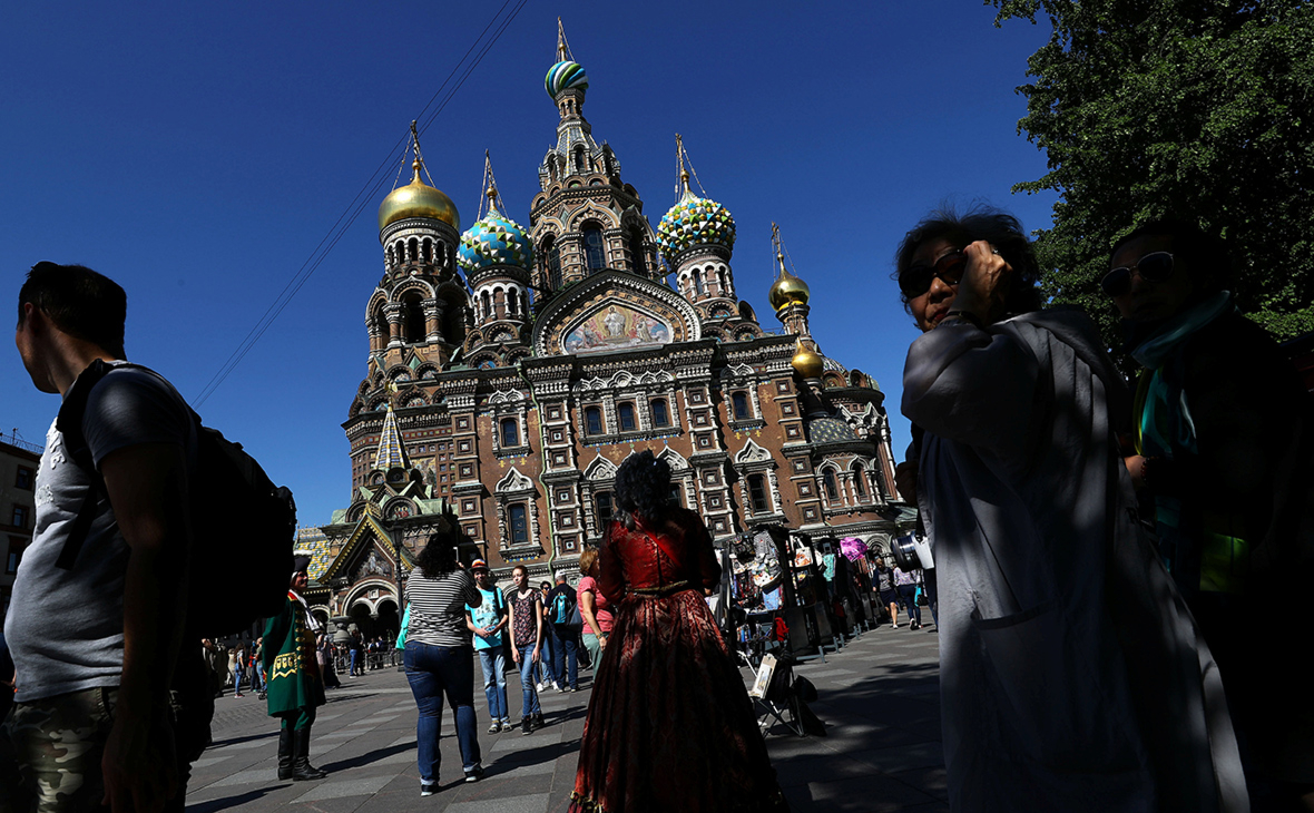 Власти Петербурга предложили координировать прививочный туризм в России