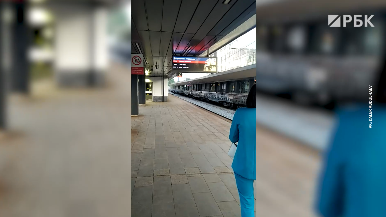В Москве перевозивший рельсы поезд разломал станцию