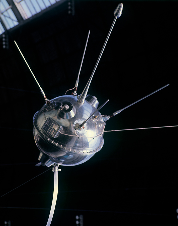 На фото: станция &laquo;Луна-1&raquo;, представленная в павильоне &laquo;Космос&raquo; на ВДНХ. 1965 год

Год миссии:  1959

Основные достижения: первый космический аппарат, достигший второй космической скорости (11 км/с), преодолел земное притяжение и стал искусственным спутником Солнца.

Ракета-носитель &laquo;Восток-Л&raquo; со станцией была запущена 2 января 1959 года. Спустя сутки &laquo;Луна-1&raquo; на расстоянии 119,5 тыс. км выпустила из специального контейнера натриевое облако&nbsp;&mdash; эту искусственную &laquo;комету&raquo; можно было увидеть с Земли. 4 января межпланетная станция прошла самую близкую к Луне точку своей траектории&nbsp;&mdash; 5&ndash;6 тыс. км.